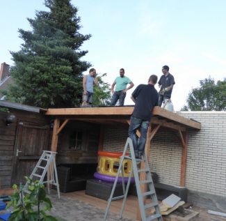 Drie man op het dak