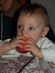 Tygo eet een appeltje