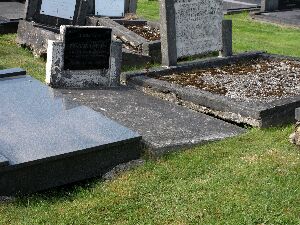Verzakte graven in Nieuw Buinen